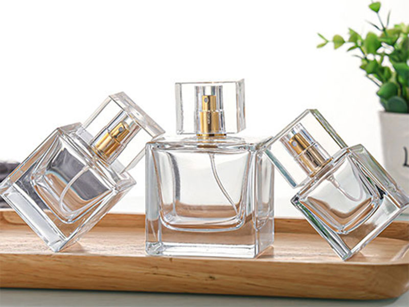 Using Classic Square Glass Spray Bottle for Perfume