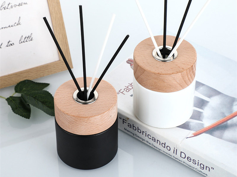 100ML round diffuser bottle with wooden caps